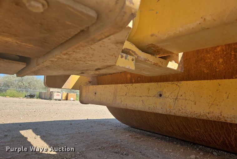 image for item EC1177 2005 Caterpillar CS-583E single drum vibratory roller