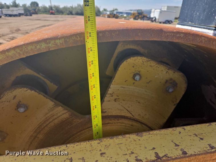 image for item EC1177 2005 Caterpillar CS-583E single drum vibratory roller