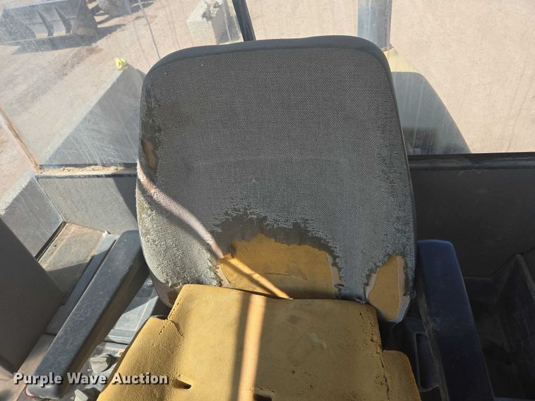 image for item EC1177 2005 Caterpillar CS-583E single drum vibratory roller