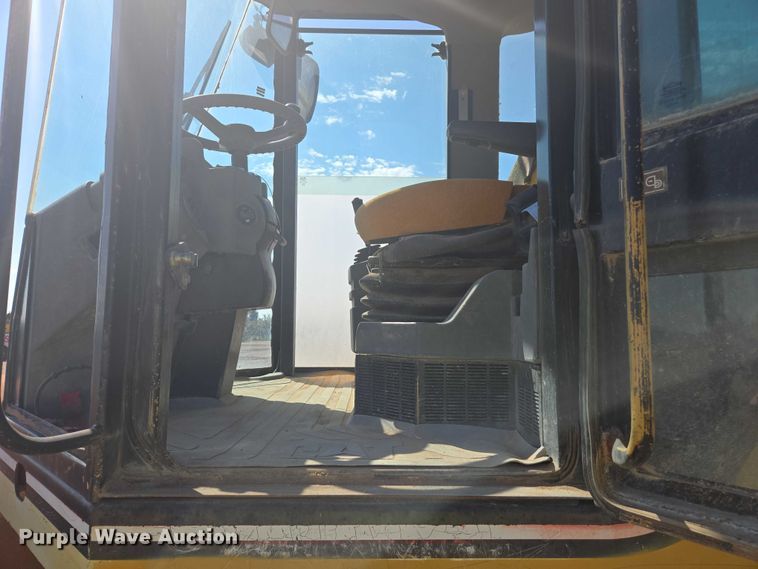 image for item EC1177 2005 Caterpillar CS-583E single drum vibratory roller