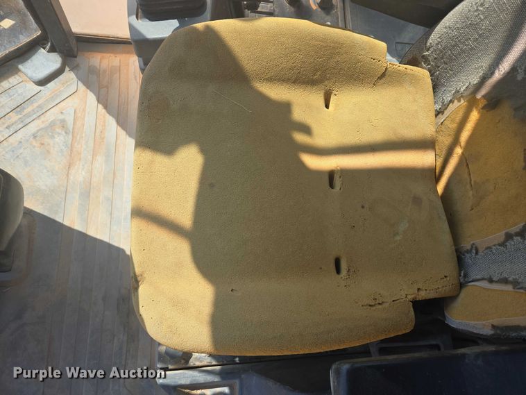 image for item EC1177 2005 Caterpillar CS-583E single drum vibratory roller