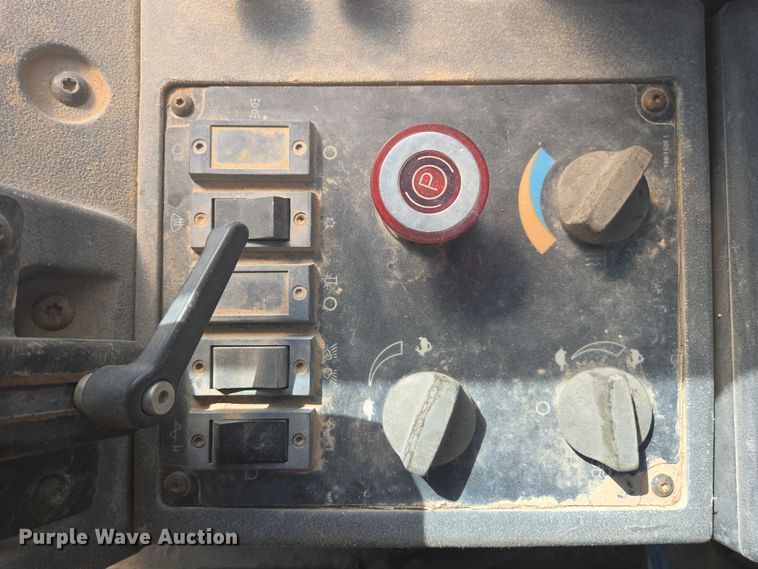 image for item EC1177 2005 Caterpillar CS-583E single drum vibratory roller