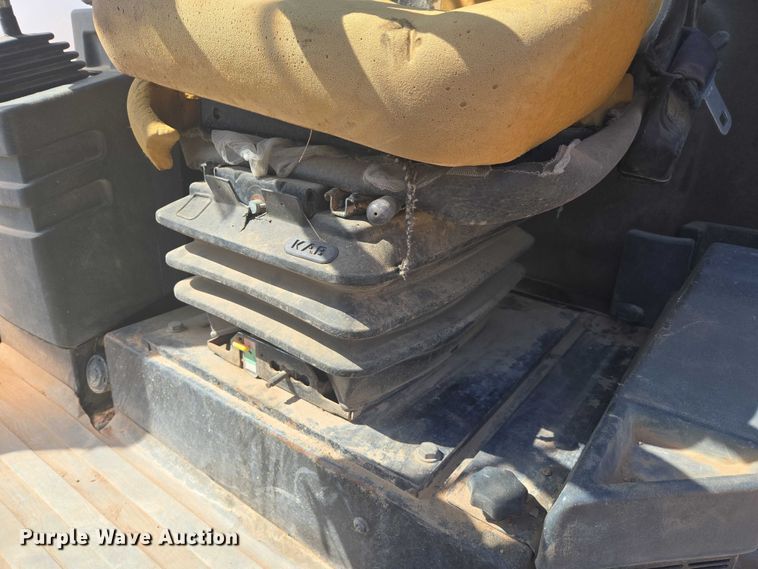 image for item EC1177 2005 Caterpillar CS-583E single drum vibratory roller