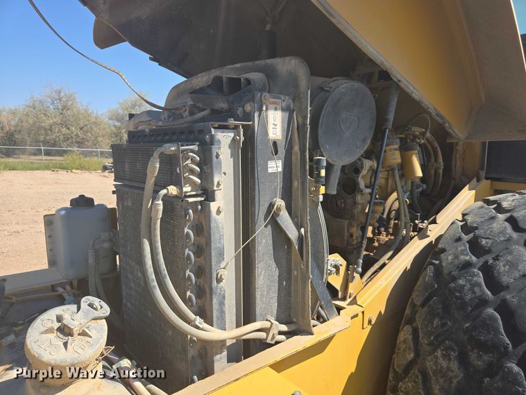 image for item EC1177 2005 Caterpillar CS-583E single drum vibratory roller