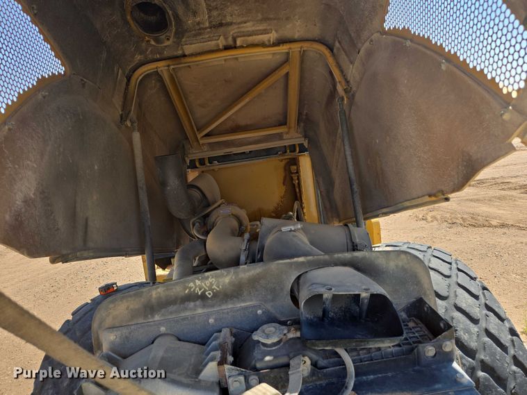 image for item EC1177 2005 Caterpillar CS-583E single drum vibratory roller