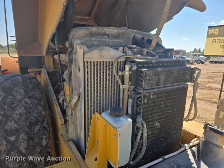 image for item EC1177 2005 Caterpillar CS-583E single drum vibratory roller