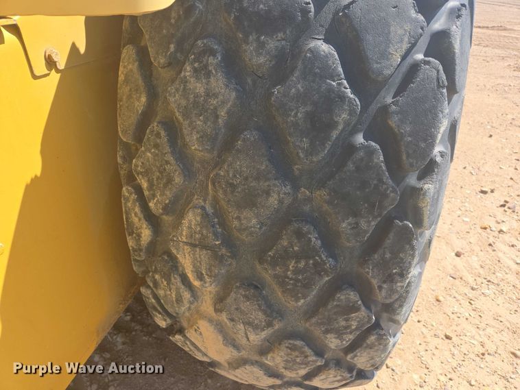 image for item EC1177 2005 Caterpillar CS-583E single drum vibratory roller