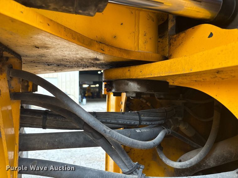 image for item EC4373 2019 JCB 427ZXT4F wheel loader