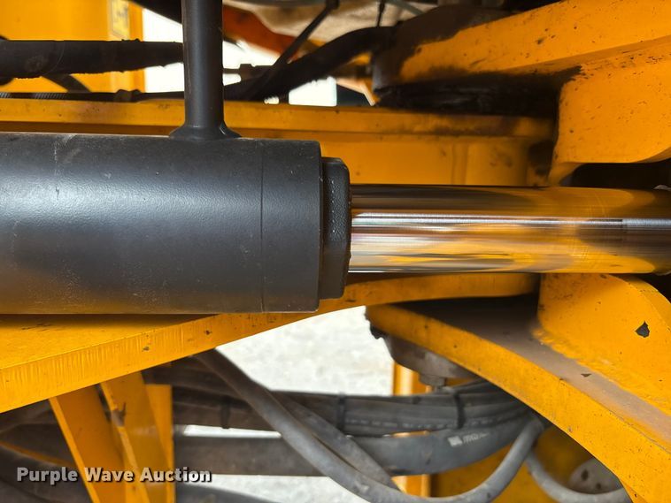 image for item EC4373 2019 JCB 427ZXT4F wheel loader