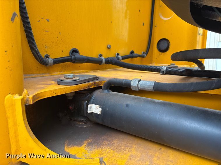 image for item EC4373 2019 JCB 427ZXT4F wheel loader