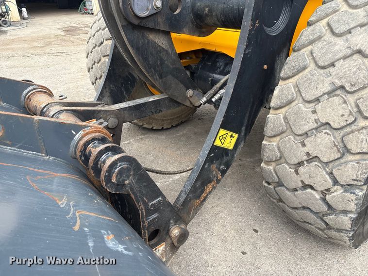 image for item EC4373 2019 JCB 427ZXT4F wheel loader