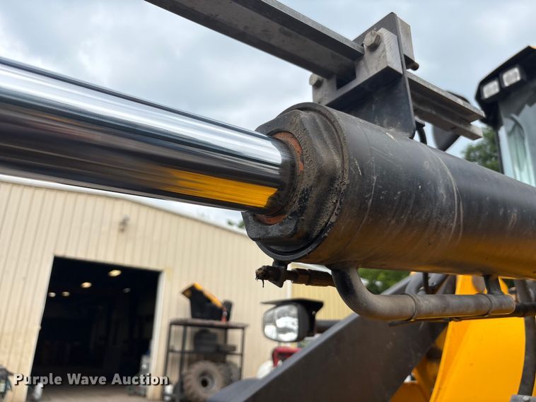 image for item EC4373 2019 JCB 427ZXT4F wheel loader