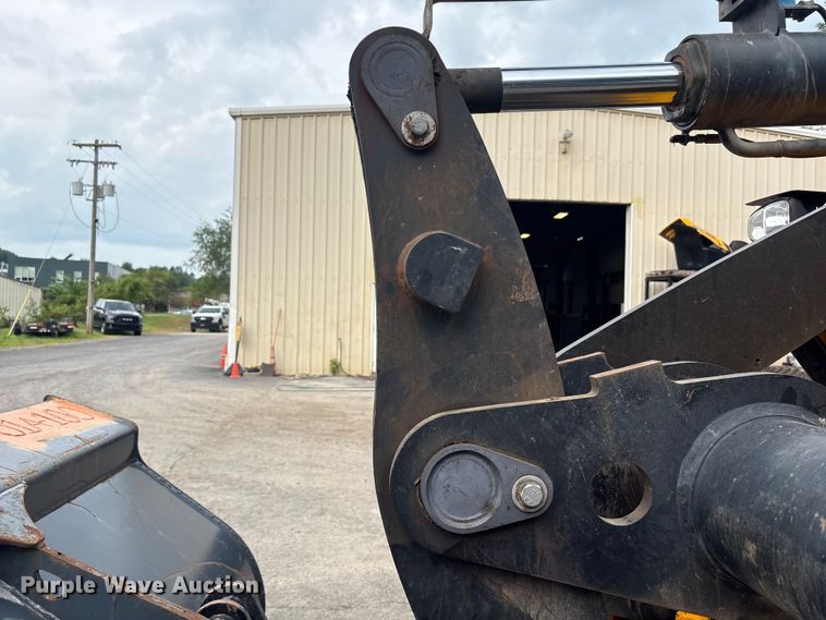 image for item EC4373 2019 JCB 427ZXT4F wheel loader