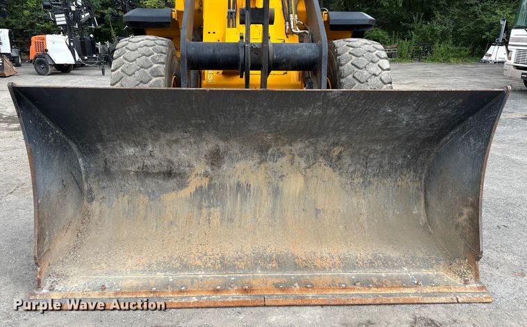 image for item EC4373 2019 JCB 427ZXT4F wheel loader