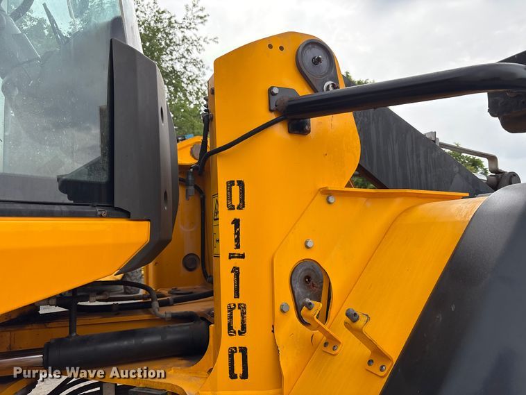 image for item EC4373 2019 JCB 427ZXT4F wheel loader