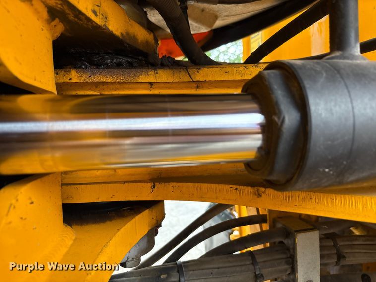 image for item EC4373 2019 JCB 427ZXT4F wheel loader