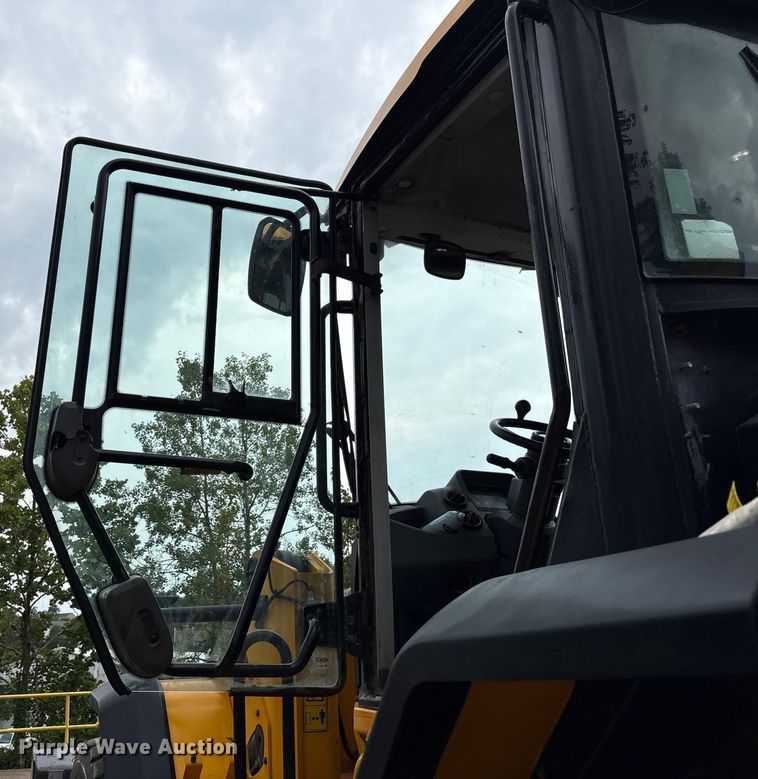 image for item EC4373 2019 JCB 427ZXT4F wheel loader