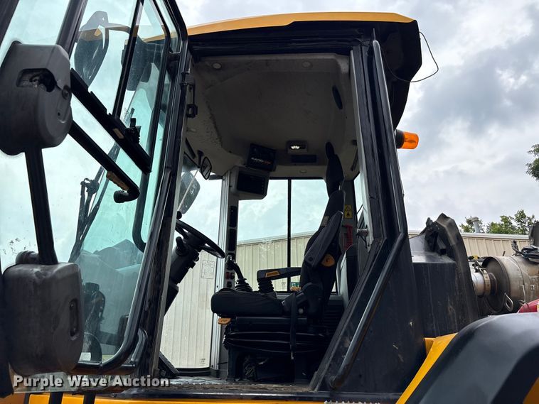 image for item EC4373 2019 JCB 427ZXT4F wheel loader