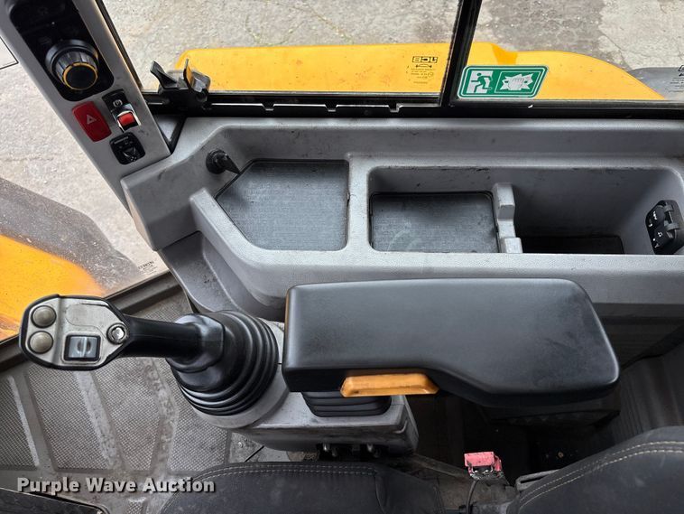 image for item EC4373 2019 JCB 427ZXT4F wheel loader