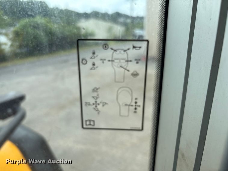 image for item EC4373 2019 JCB 427ZXT4F wheel loader