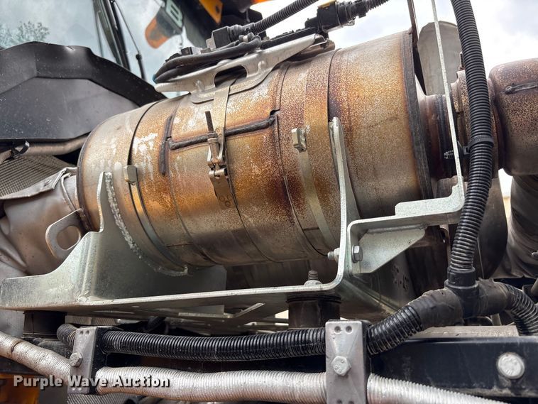 image for item EC4373 2019 JCB 427ZXT4F wheel loader