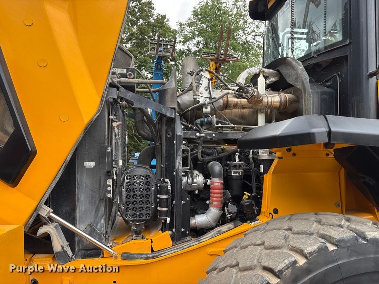 image for item EC4373 2019 JCB 427ZXT4F wheel loader