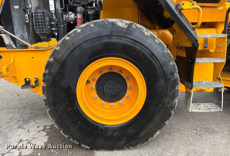 image for item EC4373 2019 JCB 427ZXT4F wheel loader
