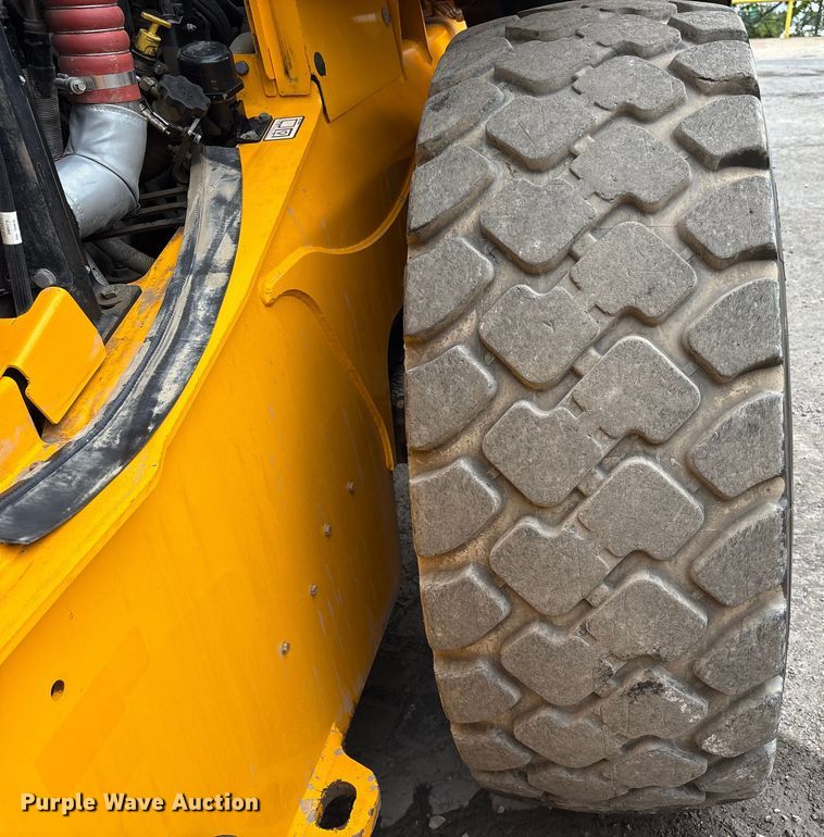 image for item EC4373 2019 JCB 427ZXT4F wheel loader