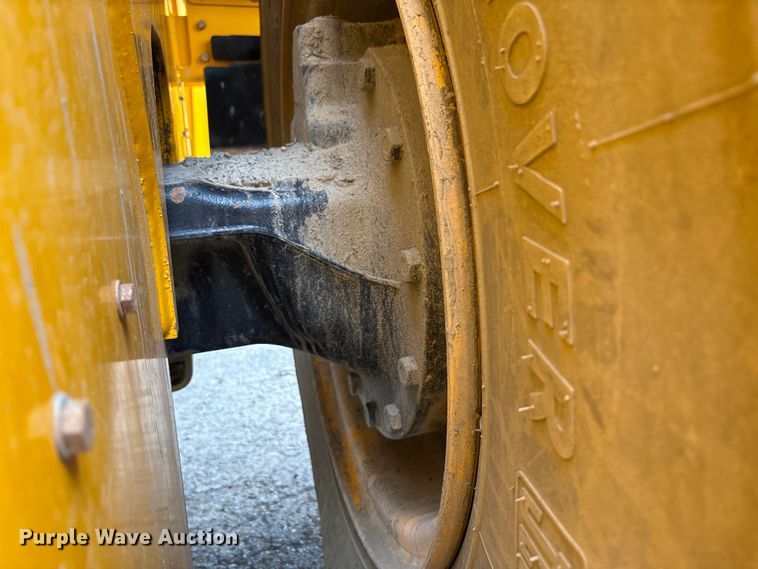 image for item EC4373 2019 JCB 427ZXT4F wheel loader