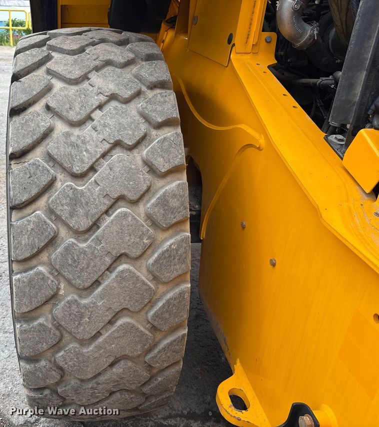 image for item EC4373 2019 JCB 427ZXT4F wheel loader