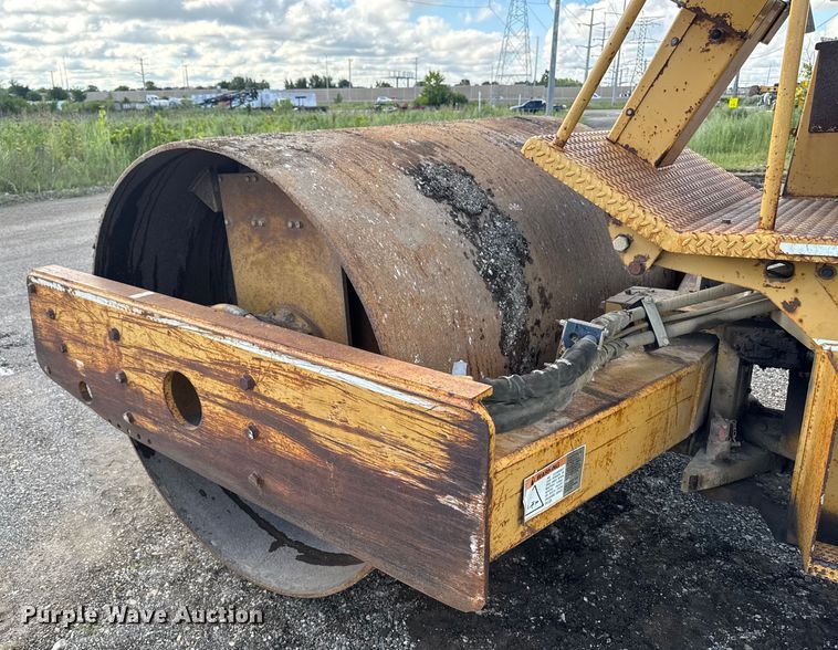 image for item ED1481 1997 Caterpillar CS-563C single drum vibratory roller