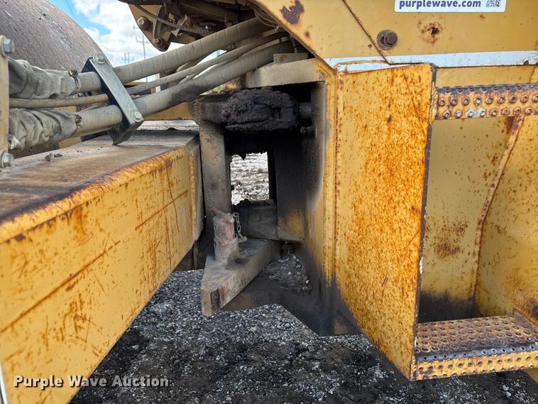 image for item ED1481 1997 Caterpillar CS-563C single drum vibratory roller