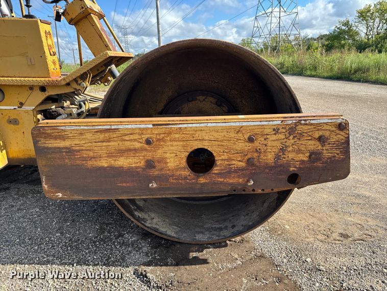 image for item ED1481 1997 Caterpillar CS-563C single drum vibratory roller