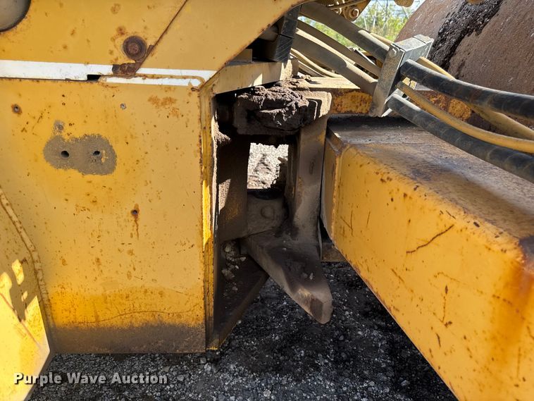 image for item ED1481 1997 Caterpillar CS-563C single drum vibratory roller