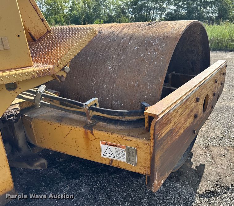 image for item ED1481 1997 Caterpillar CS-563C single drum vibratory roller