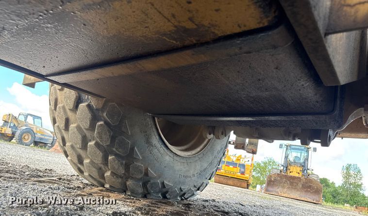 image for item ED1481 1997 Caterpillar CS-563C single drum vibratory roller