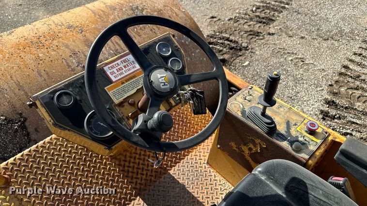 image for item ED1481 1997 Caterpillar CS-563C single drum vibratory roller