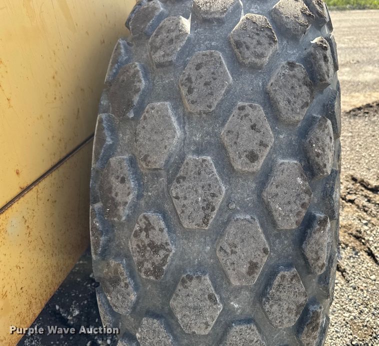 image for item ED1481 1997 Caterpillar CS-563C single drum vibratory roller