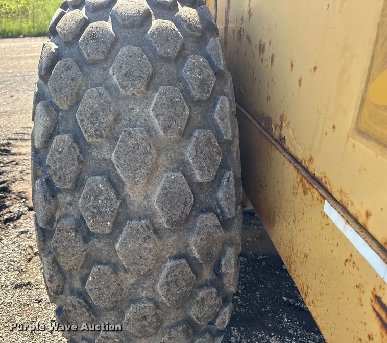 image for item ED1481 1997 Caterpillar CS-563C single drum vibratory roller