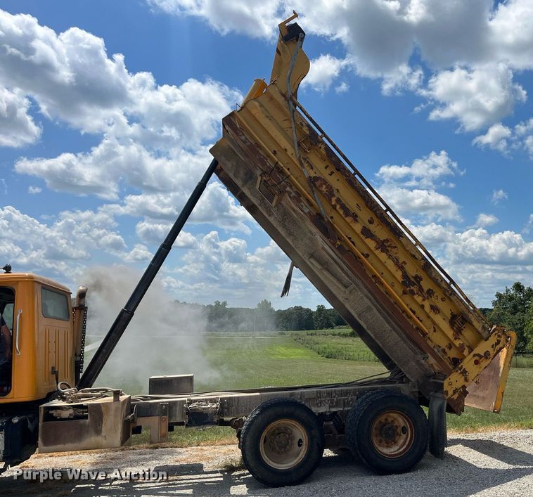 image for item ED2191 2002 International 2554 dump truck