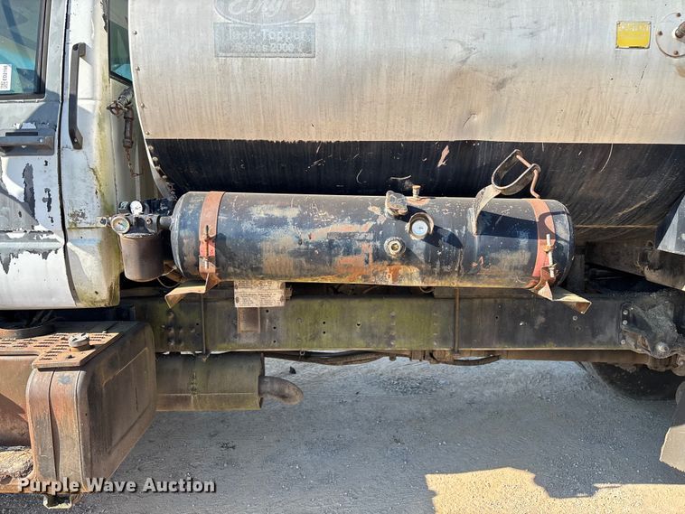 image for item ED2198 1994 Chevrolet Kodiak C6500 tack distributor truck