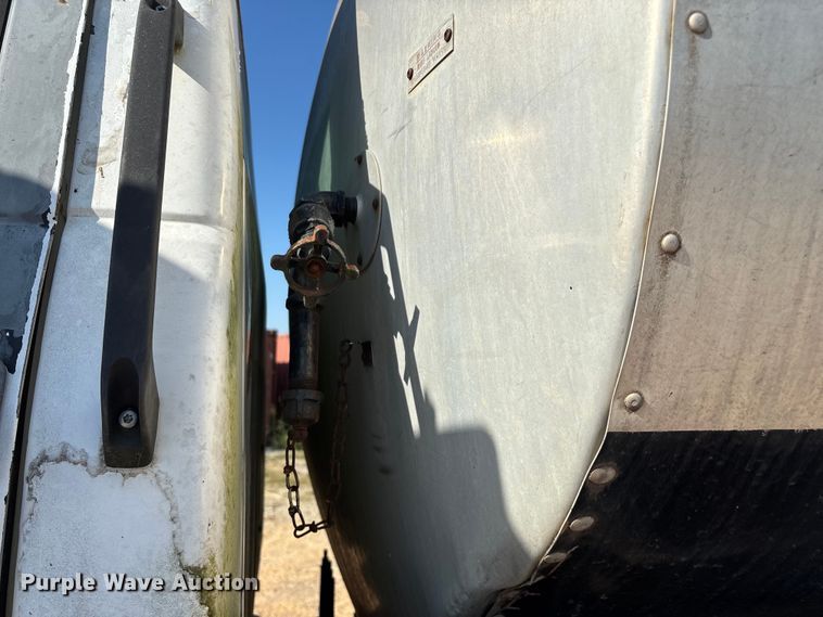 image for item ED2198 1994 Chevrolet Kodiak C6500 tack distributor truck