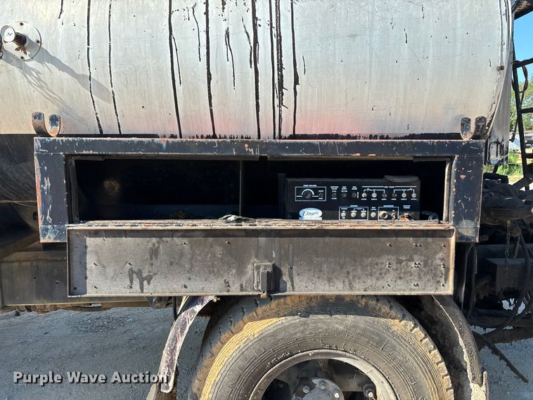 image for item ED2198 1994 Chevrolet Kodiak C6500 tack distributor truck