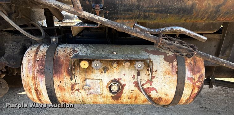 image for item ED2198 1994 Chevrolet Kodiak C6500 tack distributor truck