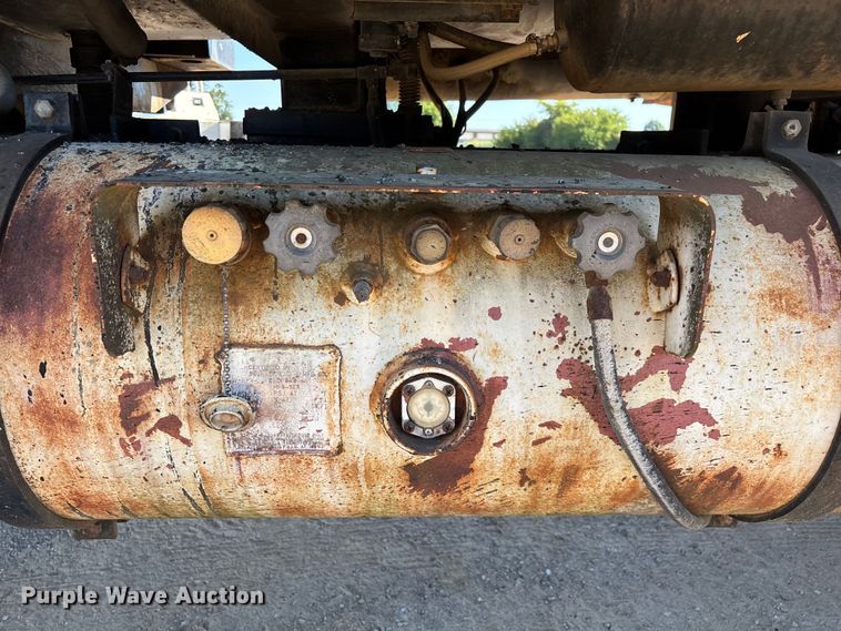 image for item ED2198 1994 Chevrolet Kodiak C6500 tack distributor truck