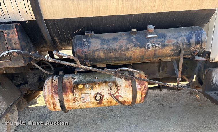 image for item ED2198 1994 Chevrolet Kodiak C6500 tack distributor truck