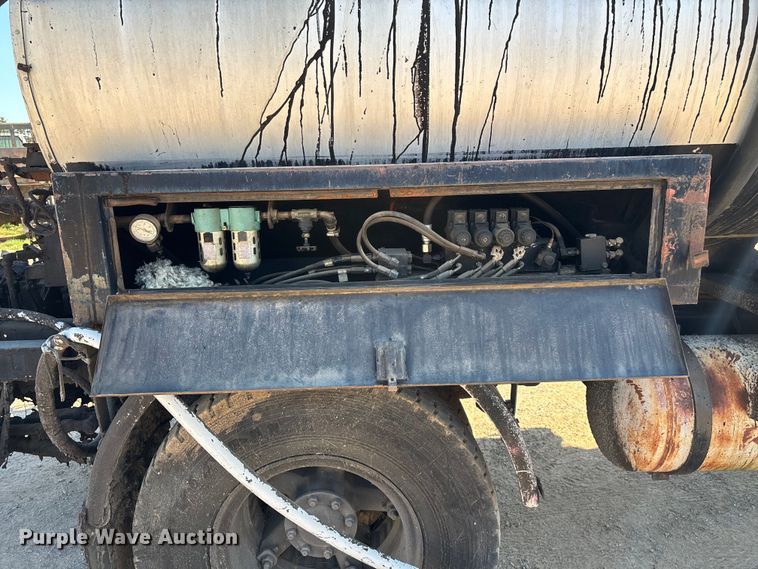 image for item ED2198 1994 Chevrolet Kodiak C6500 tack distributor truck