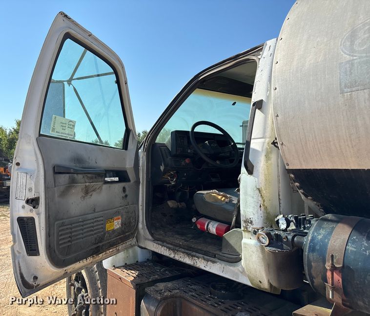 image for item ED2198 1994 Chevrolet Kodiak C6500 tack distributor truck