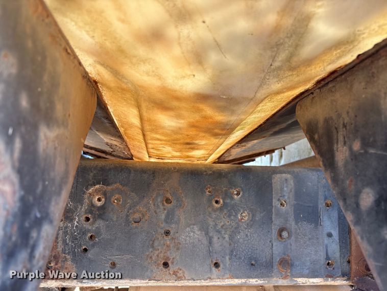 image for item ED2199 1995 International 4700 flatbed truck