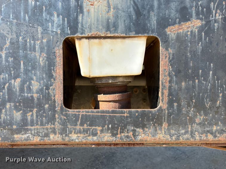 image for item ED2199 1995 International 4700 flatbed truck